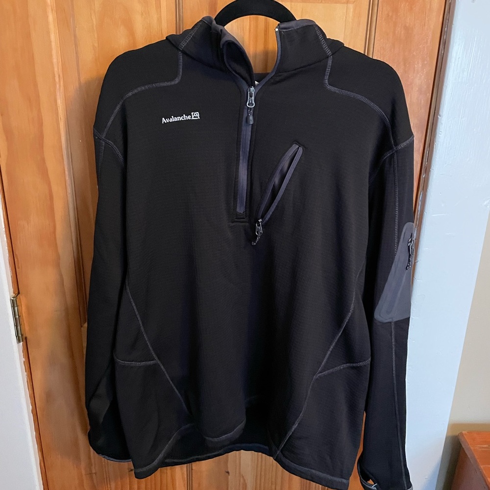 Avalanche active wear pull over. XL
